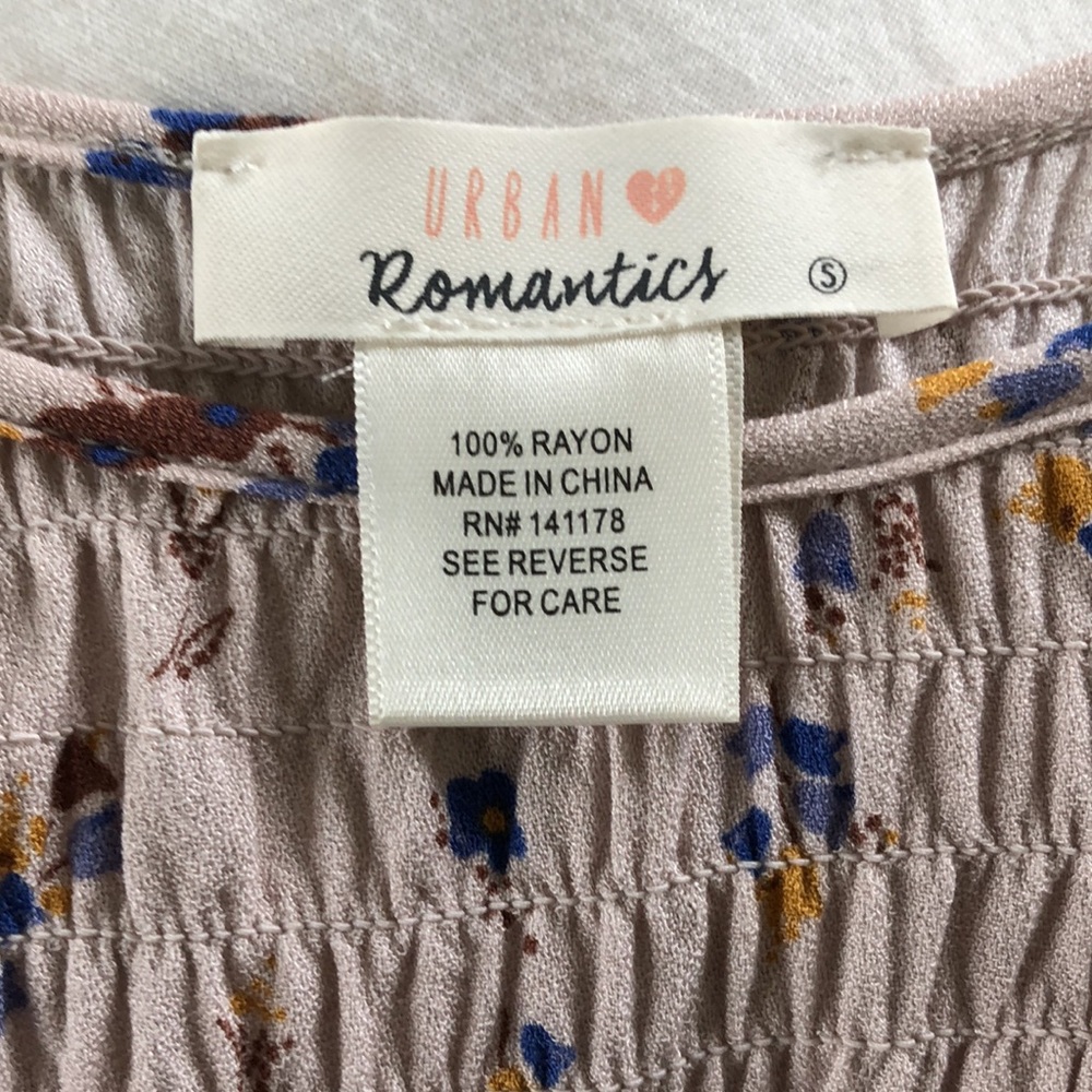 Floral Ruched Top size Small. - Picture 3 of 5
